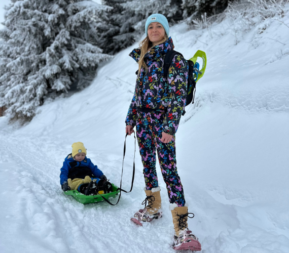 Faites comme @mountains_family_life profitez de l'hiver en famille ❄✨👨👩👦👦